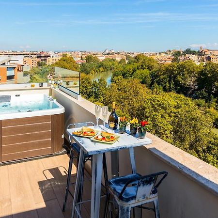 Penthouse With A Panoramic Rooftop In Trastevere With Seasonally Jacuzzi 罗马 外观 照片