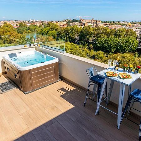 Penthouse With A Panoramic Rooftop In Trastevere With Seasonally Jacuzzi 罗马 外观 照片
