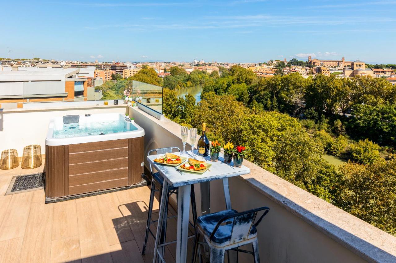 Penthouse With A Panoramic Rooftop In Trastevere With Seasonally Jacuzzi 罗马 外观 照片