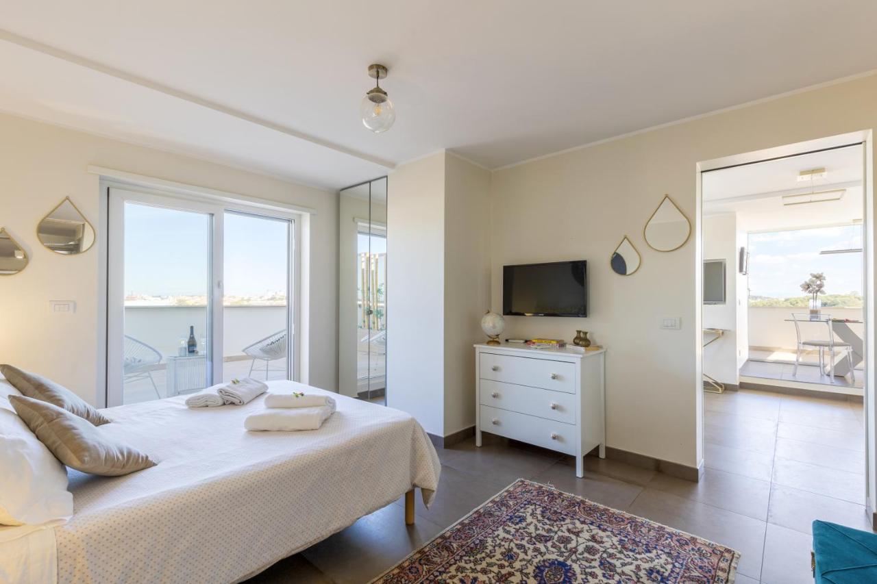 Penthouse With A Panoramic Rooftop In Trastevere With Seasonally Jacuzzi 罗马 外观 照片