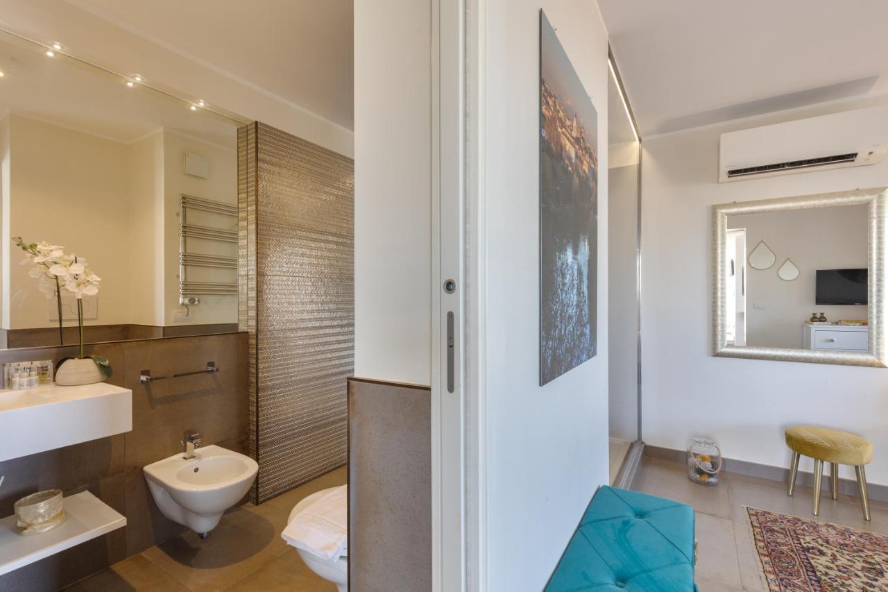 Penthouse With A Panoramic Rooftop In Trastevere With Seasonally Jacuzzi 罗马 外观 照片