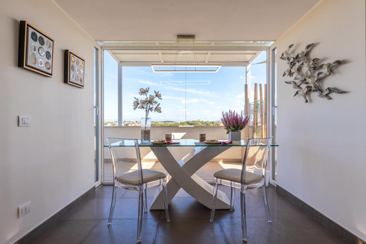 Penthouse With A Panoramic Rooftop In Trastevere With Seasonally Jacuzzi 罗马 外观 照片
