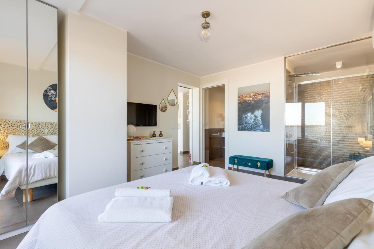 Penthouse With A Panoramic Rooftop In Trastevere With Seasonally Jacuzzi 罗马 外观 照片