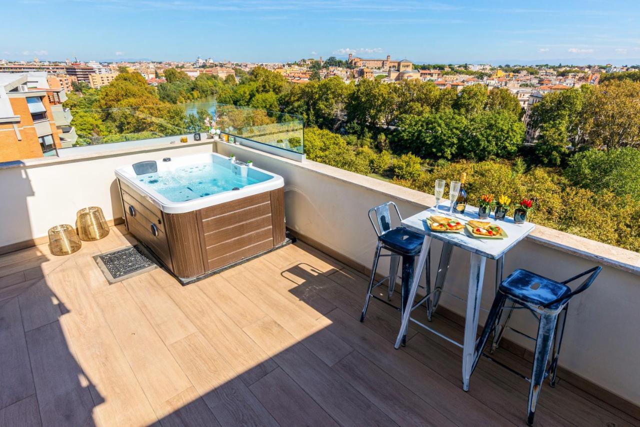Penthouse With A Panoramic Rooftop In Trastevere With Seasonally Jacuzzi 罗马 外观 照片