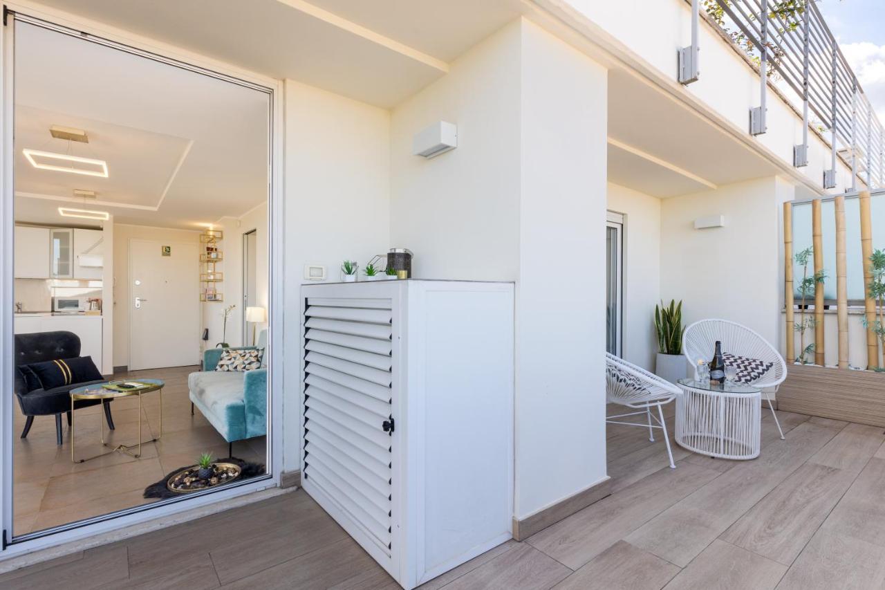 Penthouse With A Panoramic Rooftop In Trastevere With Seasonally Jacuzzi 罗马 外观 照片