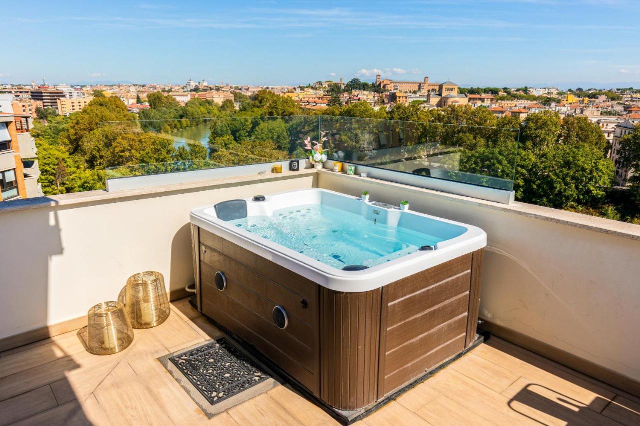 Penthouse With A Panoramic Rooftop In Trastevere With Seasonally Jacuzzi 罗马 外观 照片
